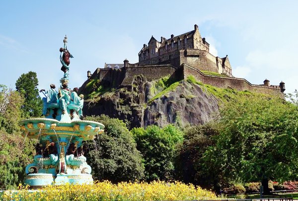 Where can budget travelers find affordable accommodation in Edinburgh during the festival season?