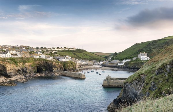 What are the best coastal towns in Cornwall for exploring historic smuggling routes?