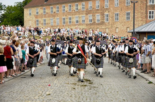 Where can you experience traditional Scottish bagpipe music and learn about its history?